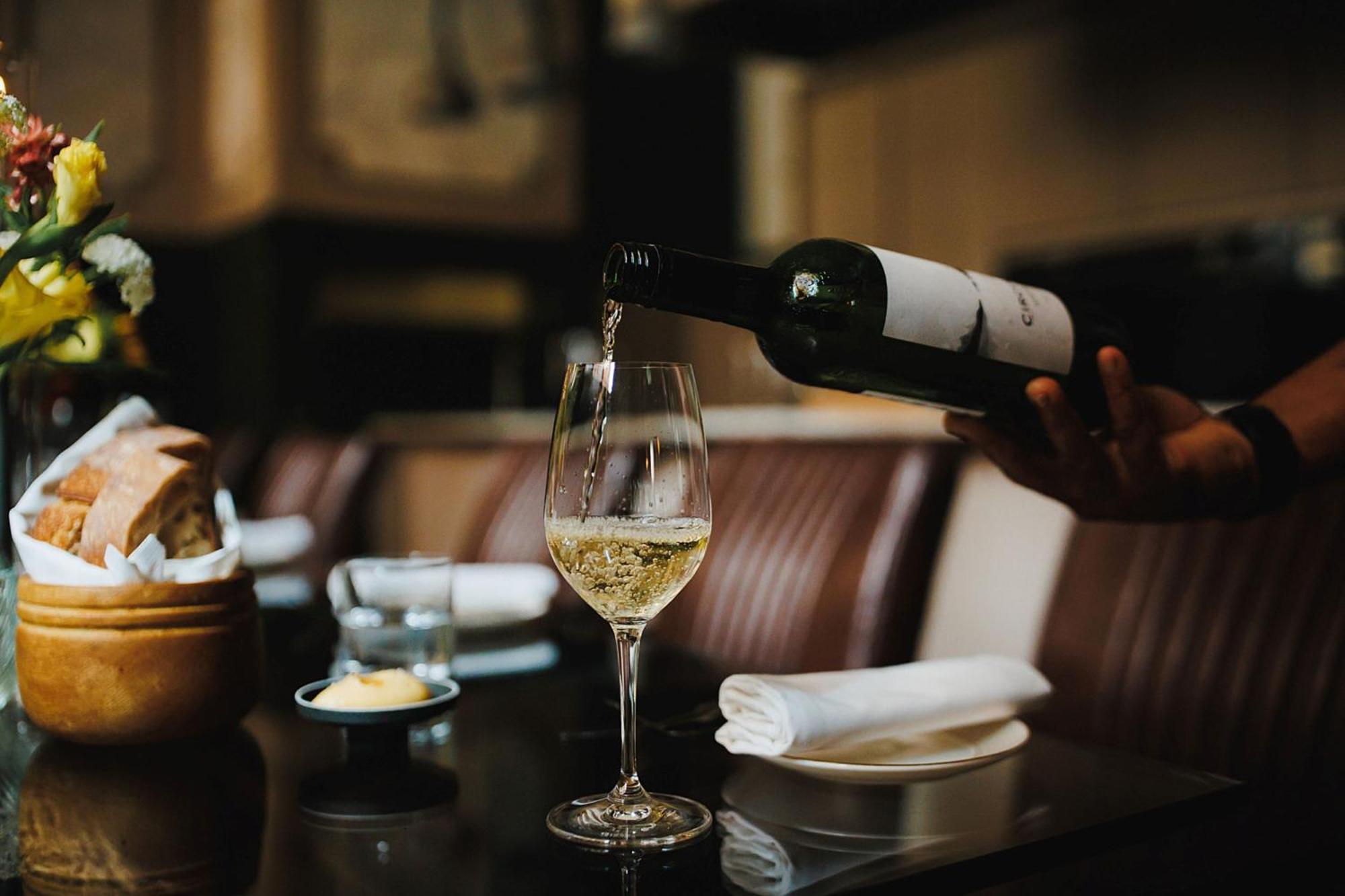 Stock Exchange Hotel, Manchester, Autograph Collection Экстерьер фото Wine being poured