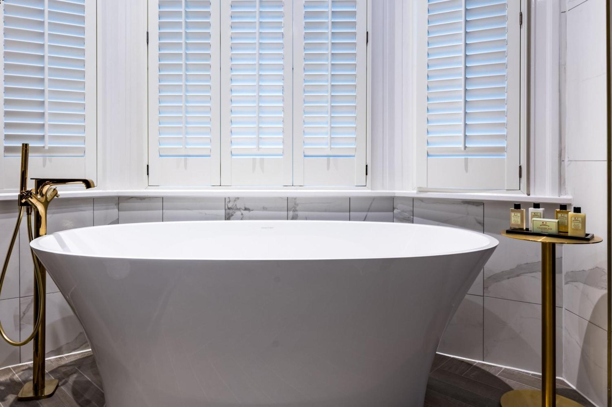 Stock Exchange Hotel, Manchester, Autograph Collection Экстерьер фото Bathroom shutters